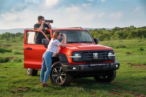 一起户外自驾游旅行的情侣图片